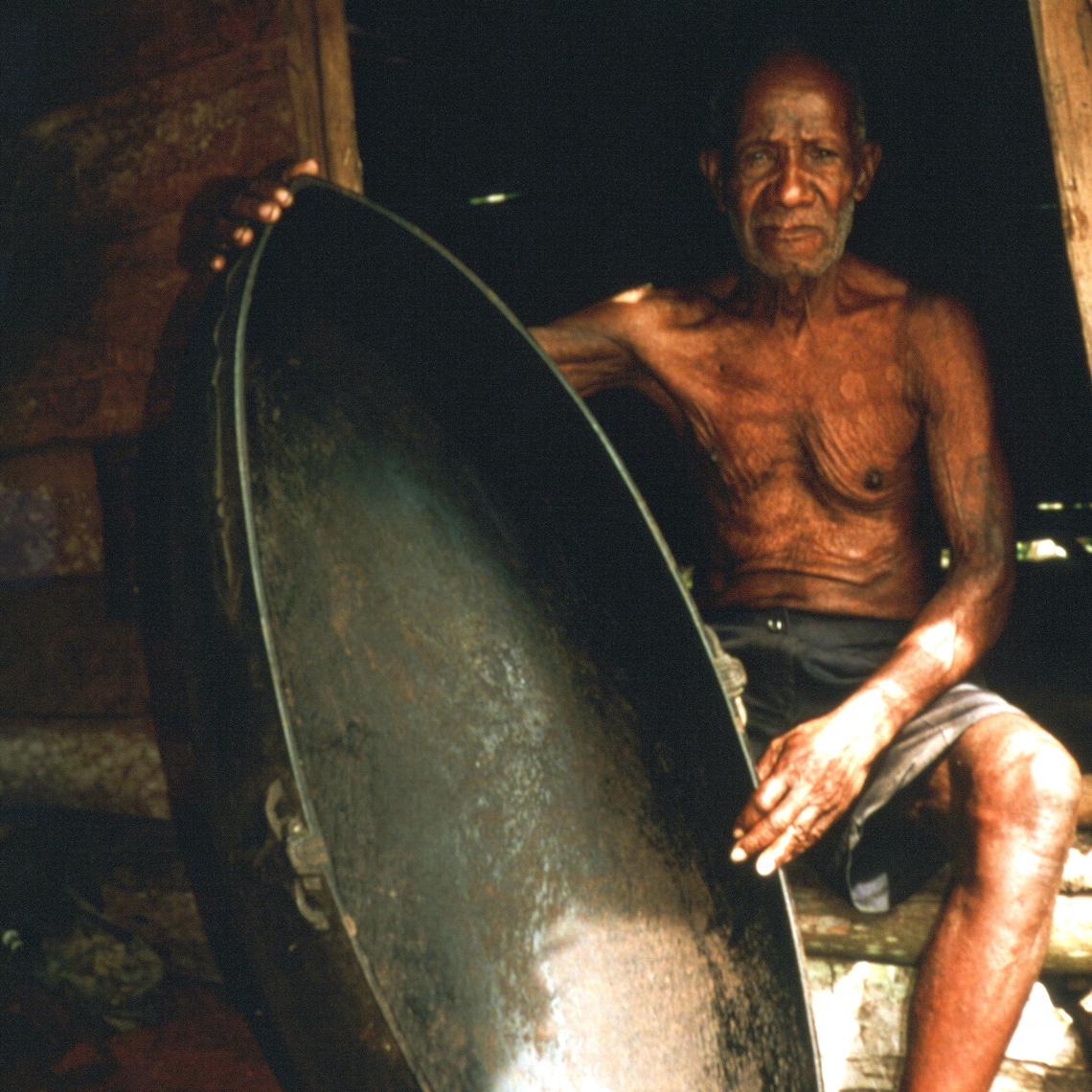 1-FieldCollectingNewGuineaArt-TamiIslandBowlWithChief-OceanicTribalArt